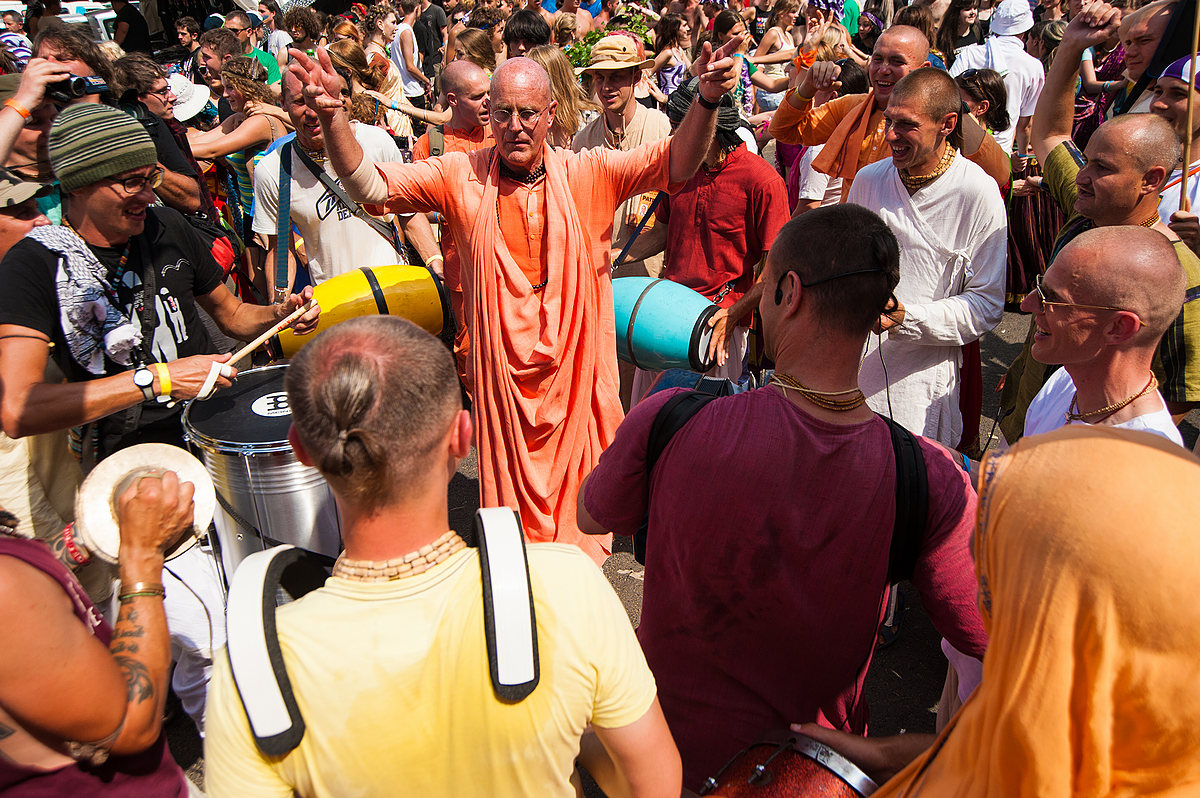 Indradyumna Swami na przemarszu  przez miasteczko Woodstock (Woodstock 2013 - Pokojowa Wioska Kryszny)